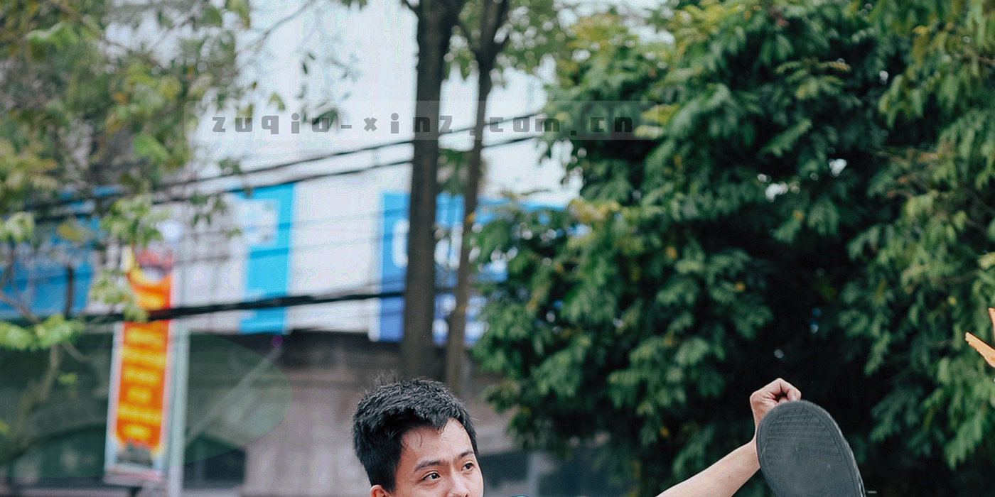 黑暗看台上成排观众剪影与稀疏的手机闪光